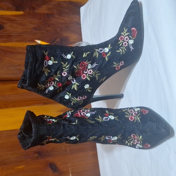 Besty Johnson Ankle Boots - Picture 3 of 15